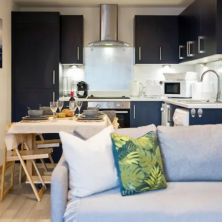 Seaside Town Centre Triplex: Spacious Retreat with Parking-3