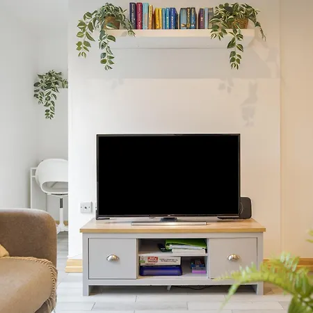 Seaside Town Centre Triplex: Spacious Retreat with Parking-2